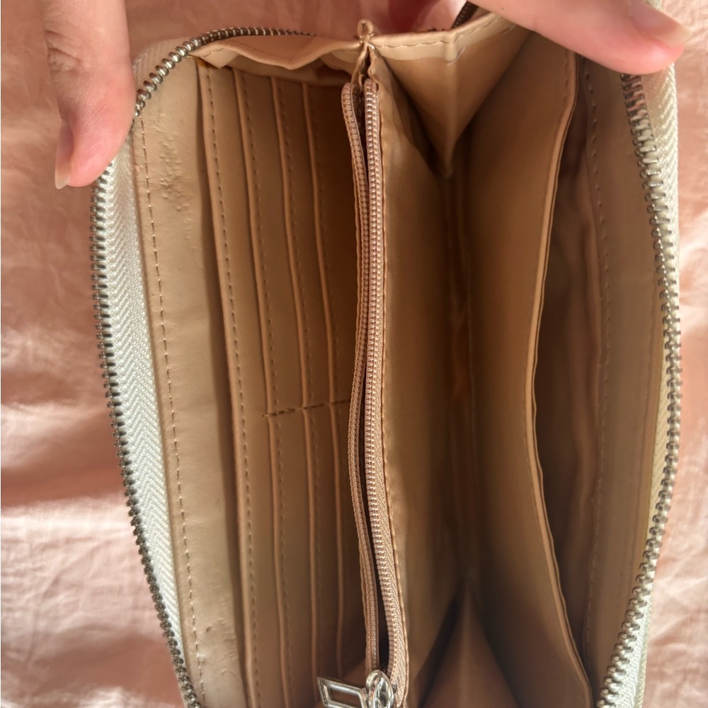 Cream Guess wallet - Picture 2 of 2